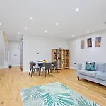 Stylish 1-Bedroom Duplex In Kensington Cromwell 1